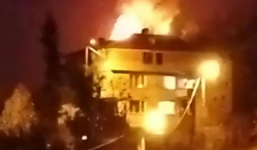 Evin çatısı alev topuna döndü, mahalleli sokağa döküldü
