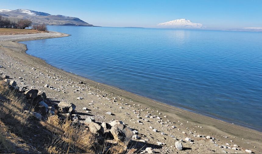 Van Gölü’nde 900 Metre Açıkta Mahsur Kalan Yüzücü Kurtarıldı!