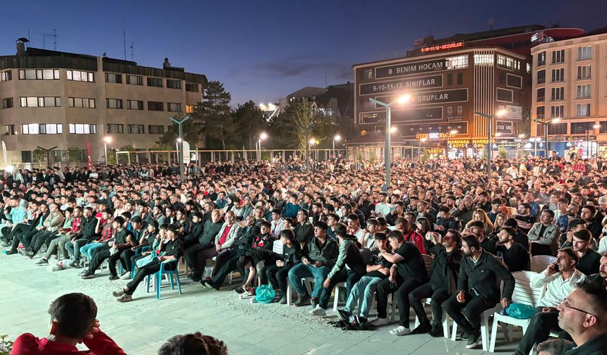 Vanlılar, Vanspor’un Tarihi Maçını Kent Meydanında Dev Ekrandan İzledi