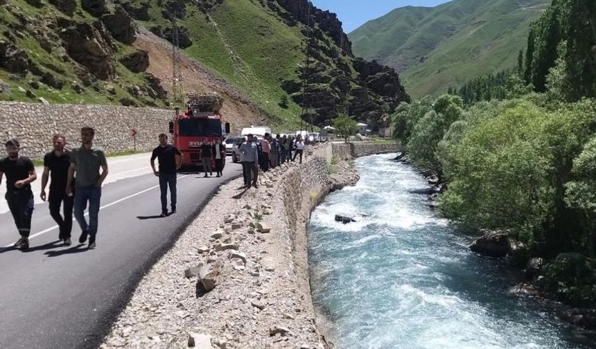 Bahçesaray'da kaza: Bir araç dereye uçtu