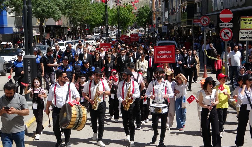 22. Akdamar Çocuk ve Gençlik Tiyatroları Şenliği Başladı