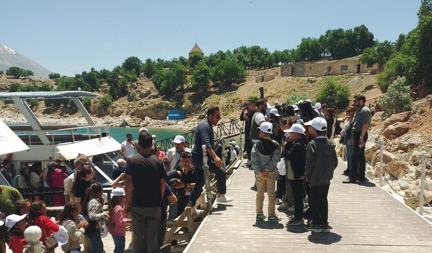 Tiyatro şenliği ada gezisiyle sonlandı