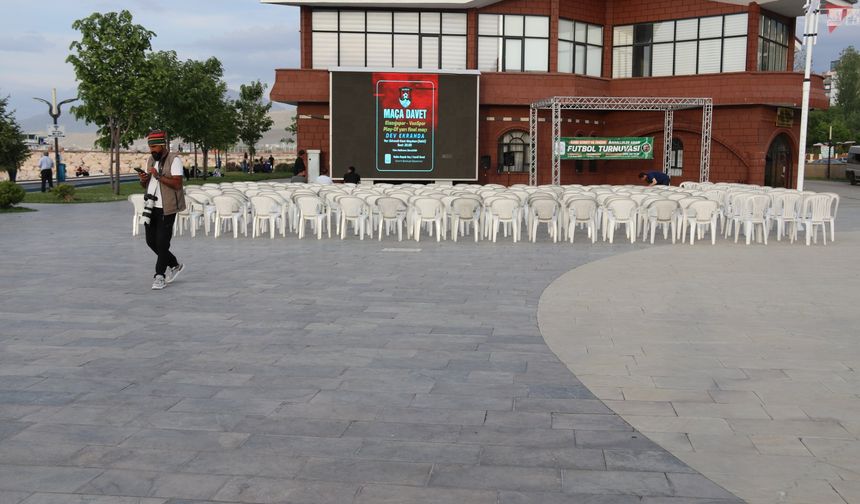 Edremit’te Vanspor Heyecanı: Dev Ekranda Maç Keyfi!