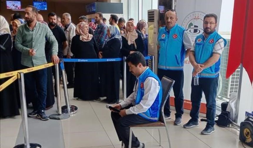 Hakkarili hacılar Van'dan Medine'ye uğurlandı