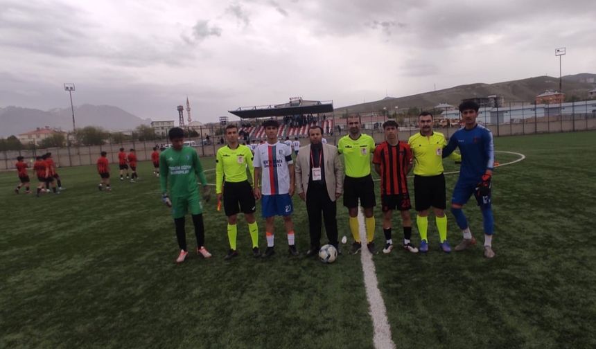Van'da genç sporcuların futbol müsabakası sürüyor