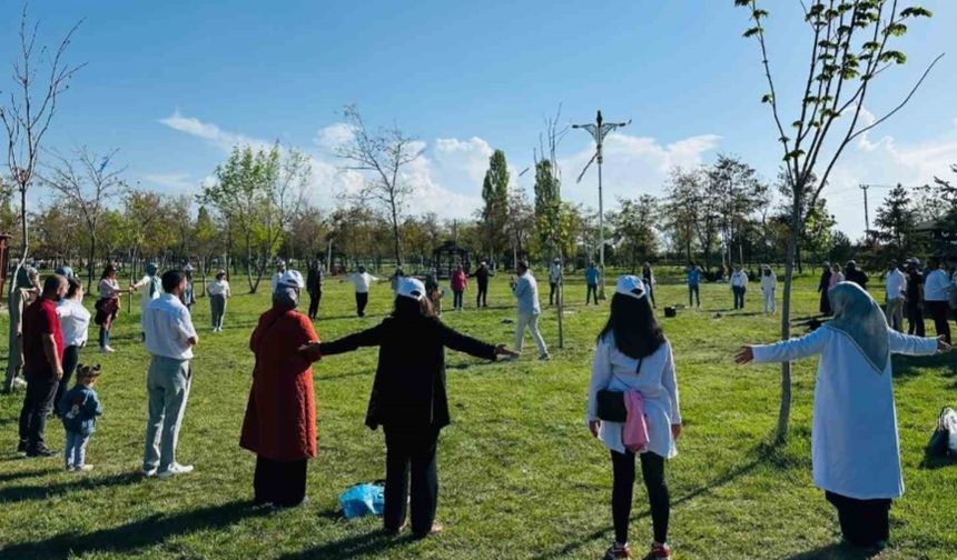 Sağlık personellerinden yürüyüş ve egzersiz etkinliği...