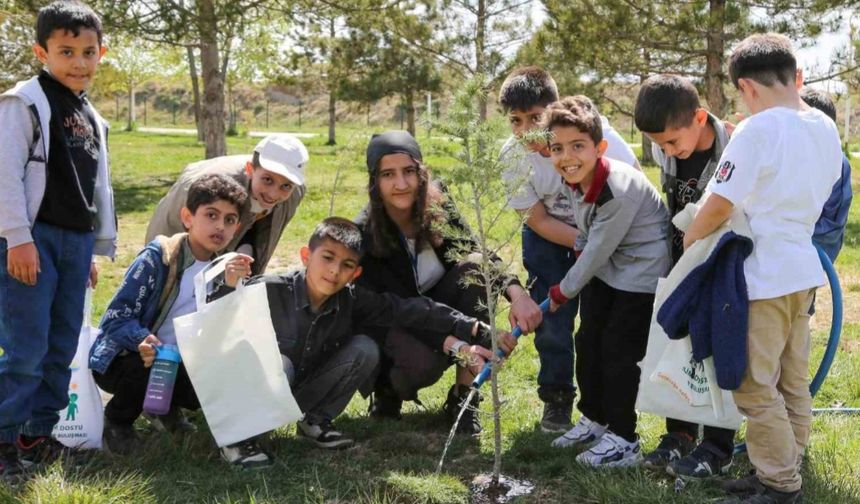 Van'da öğrencilerden fidan dikme etkinliği