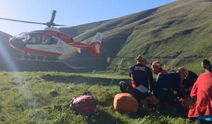 Gevaş'ta kayalıklarda mahsur kalan şahıs kurtarıldı