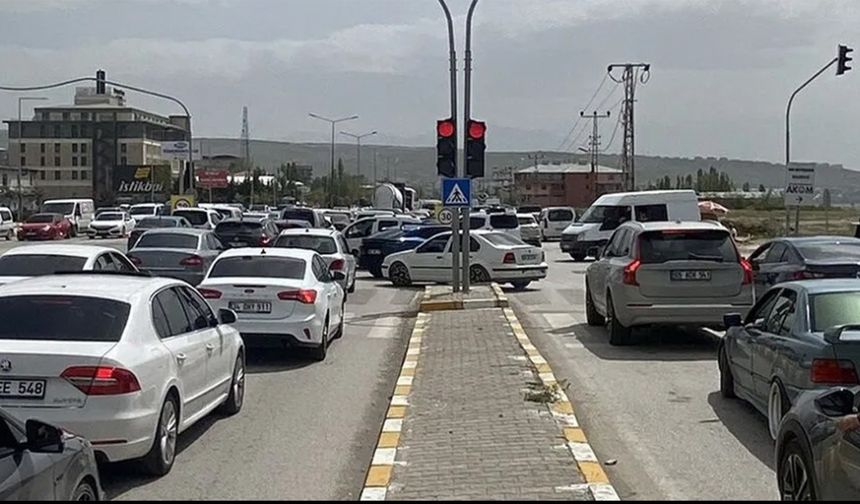 Van-Edremit yolunda trafik yoğunluğu…
