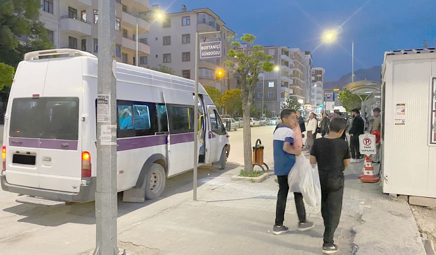 Van’da Servis Çilesi Bitmiyor: Yolcular Dakikalarca Durağa Mahkûm Ediliyor
