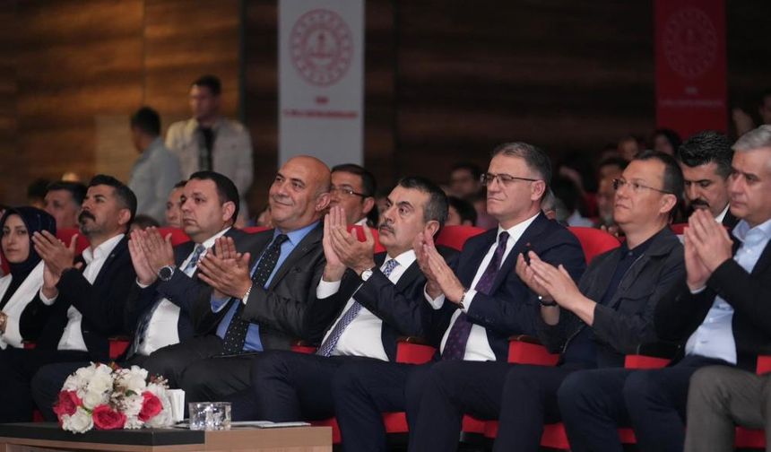 Bakan Tekin, Halk Dansları Topluluğu'nun gösterisini izledi