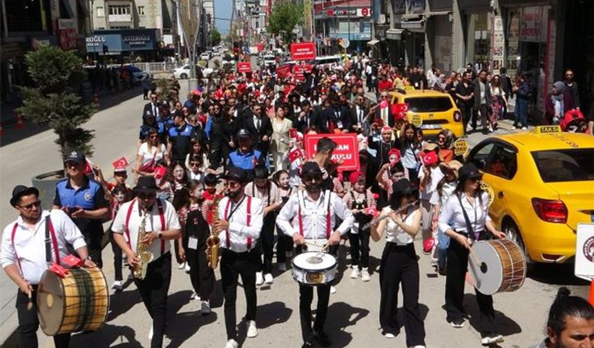 Van Akdamar Çocuk ve Gençlik Tiyatroları Şenliği başladı