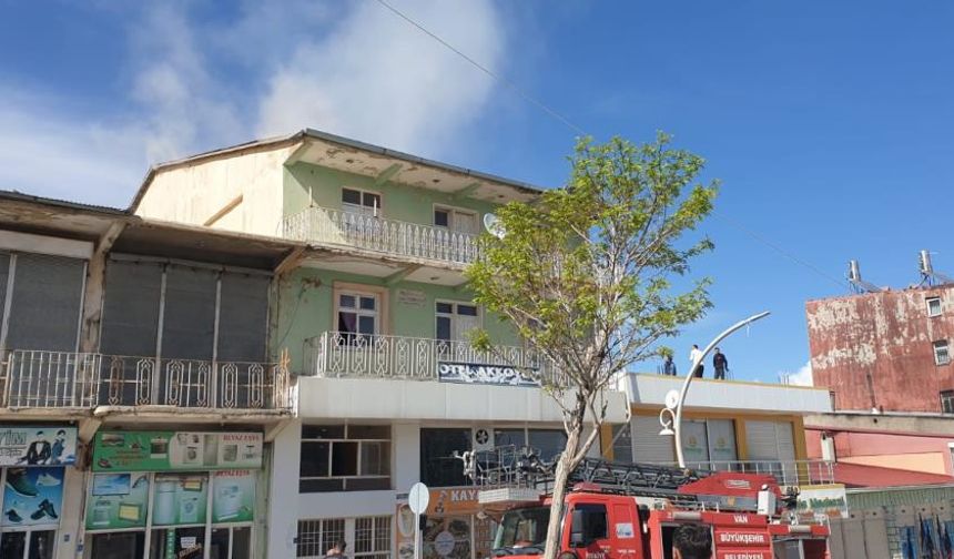 Başkale'de otel yangınına itfaiye müdahale etti
