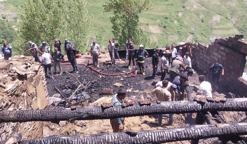 Van'da Ev Yangını: 14 Yaşındaki Çocuk Hayatını Kaybetti