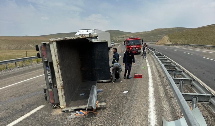 Van-Gürpınar Karayolunda Kamyonet Devrildi: 1 Yaralı