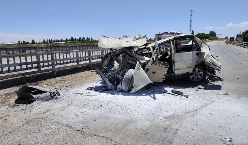 Van’da Tır Otomobile Çarptı: 4 Yaralı