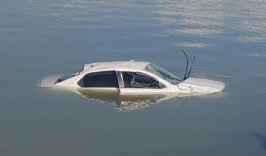 Van’da Feci Kaza: Otomobil Gölete Uçtu, 2 Kişi Yaralandı