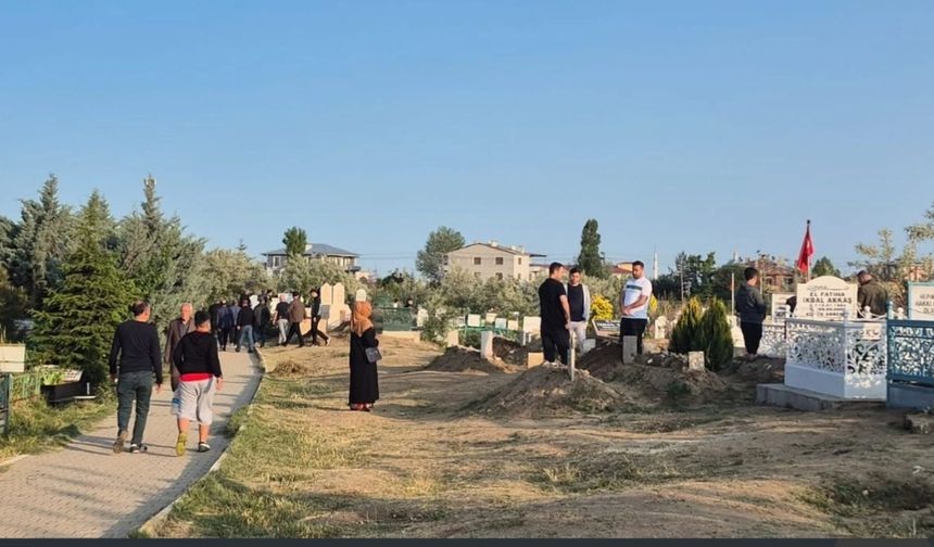 Van’da Kurban Bayramı’nın İlk Durağı Mezarlıklar Oldu
