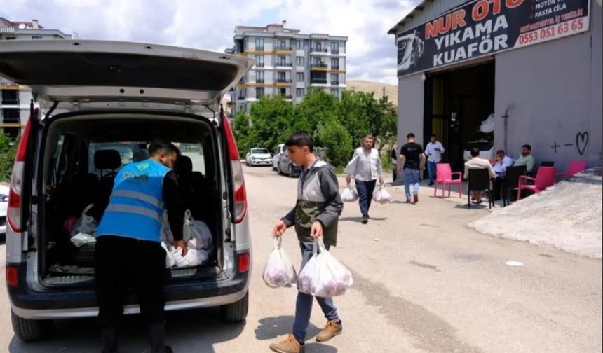 Van’da Kurban Bereketi Kapı Kapı Dağıtıldı