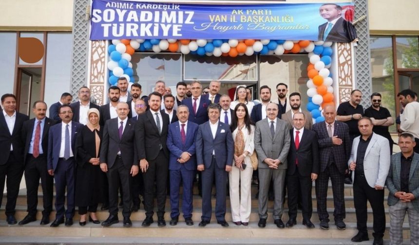 AK Parti Van Teşkilatı Bayram Coşkusunu Geniş Katılımla Kutladı