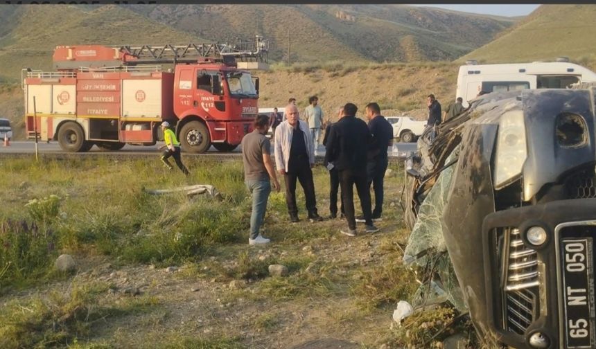 Van’da MEB Personelini Taşıyan Kamyonet Takla Attı: 4 Yaralı