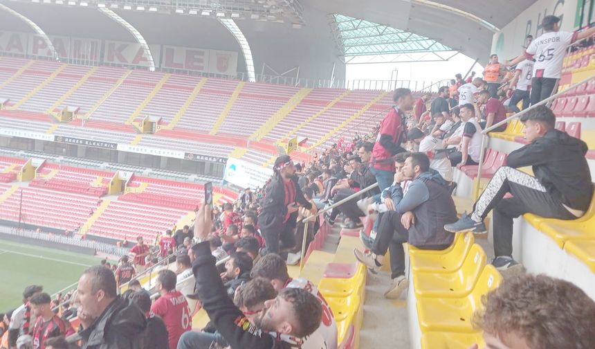 Dev Final İçin Sahaya Girişler Başladı: Vanspor Taraftarı Tribünlerde Yerini Aldı!