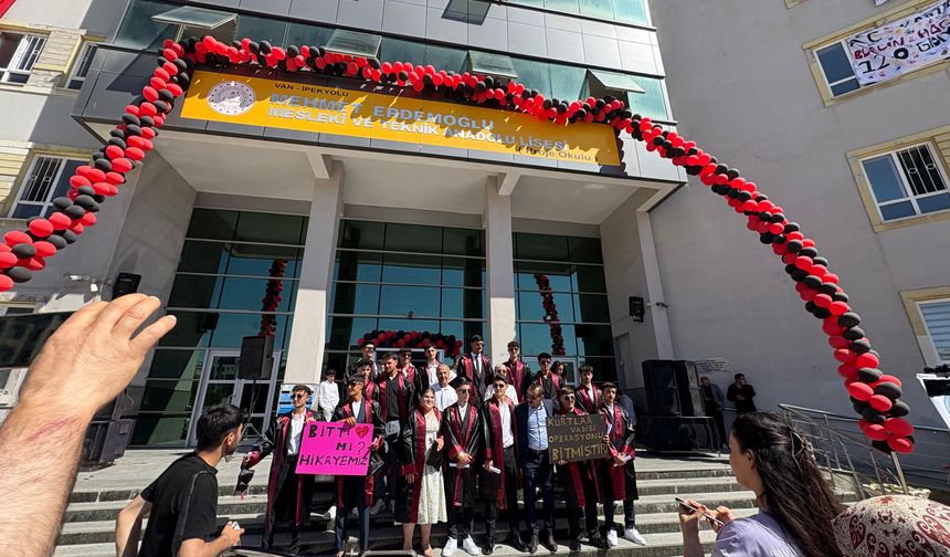 Van’da Mezuniyet Coşkusu: Öğrenciler Halaylarla Veda Etti