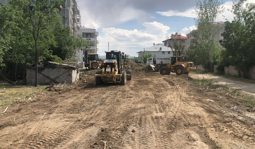 İpekyolu Belediyesi Yol ve Kaldırım Çalışmalarına Hız Verdi