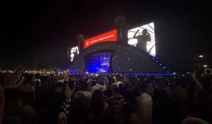 Ferhat Göçer Van’da Onbinlerle Buluştu: “Van, Sen Bir Harikasın!”