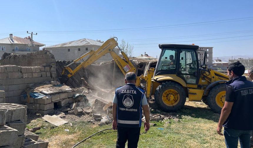 Tuşba’da Halk Sağlığını Tehdit Eden Ahırların Yıkımına Başlandı