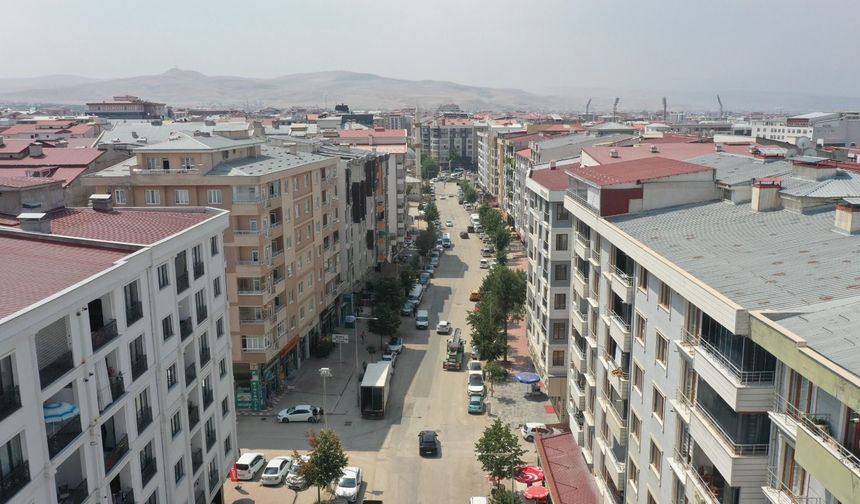 Van Büyükşehir Belediyesi Suvaroğlu Caddesini yeniliyor