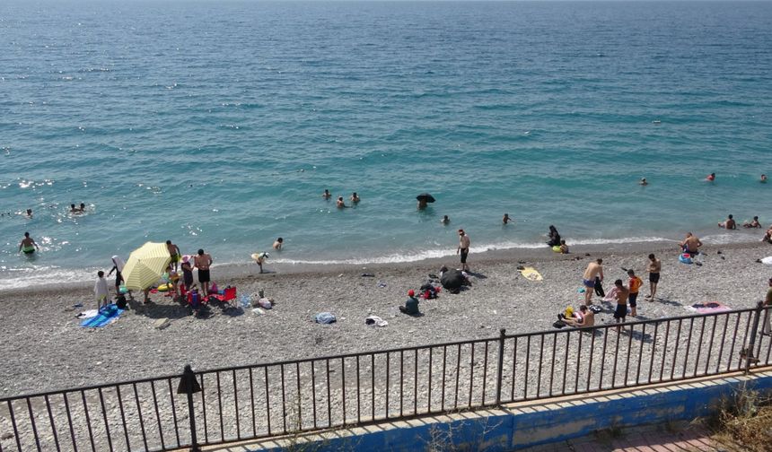 Van’da Mollakasım Halk Plajı Tatilcilerin Gözdesi Oldu