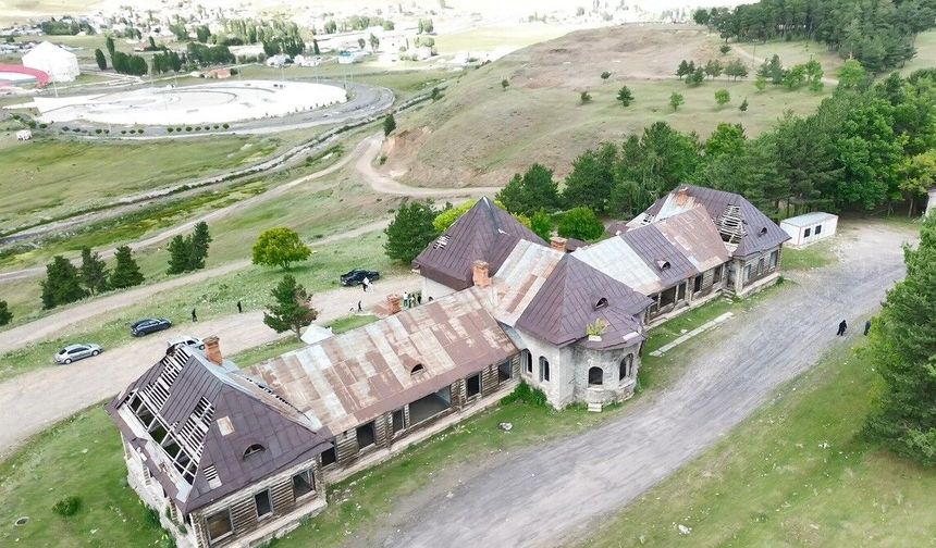 Tarihi Yapının Hali İçler Acısı