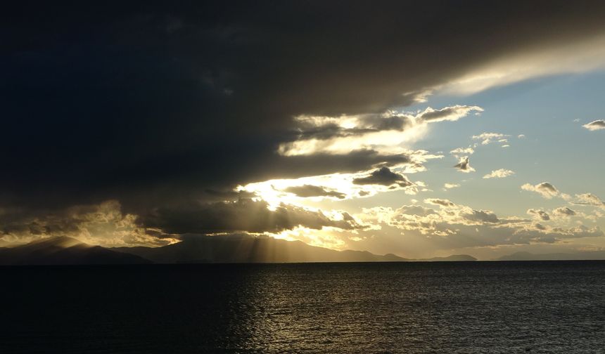 Van Semalarında Büyüleyici Işık Hüzmeleri