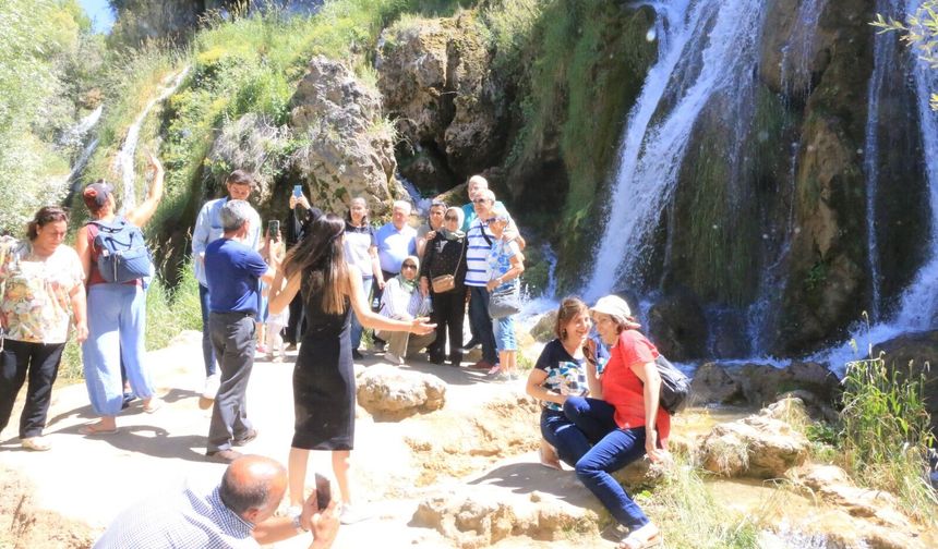 Girlevik Şelalesi sonbaharda ilgi odağı
