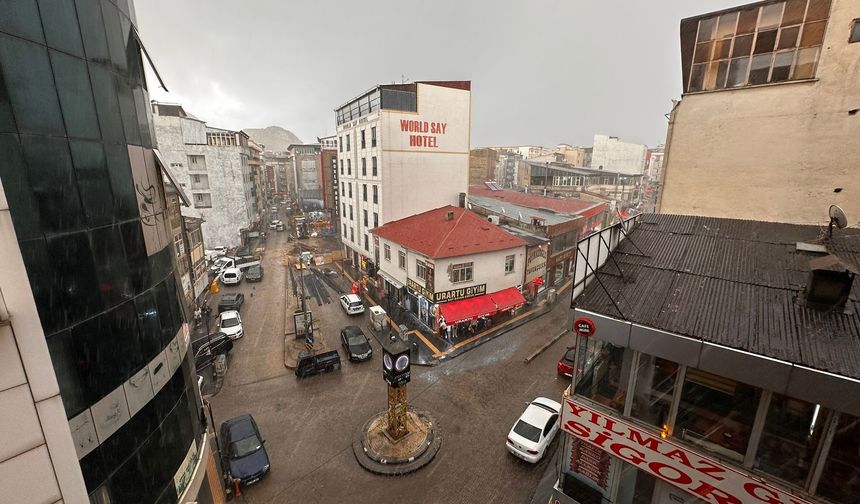 İstanbul'da Hava Tersine Dönecek: Sıcaklıklar Düşüp Sağanak Başlayacak!