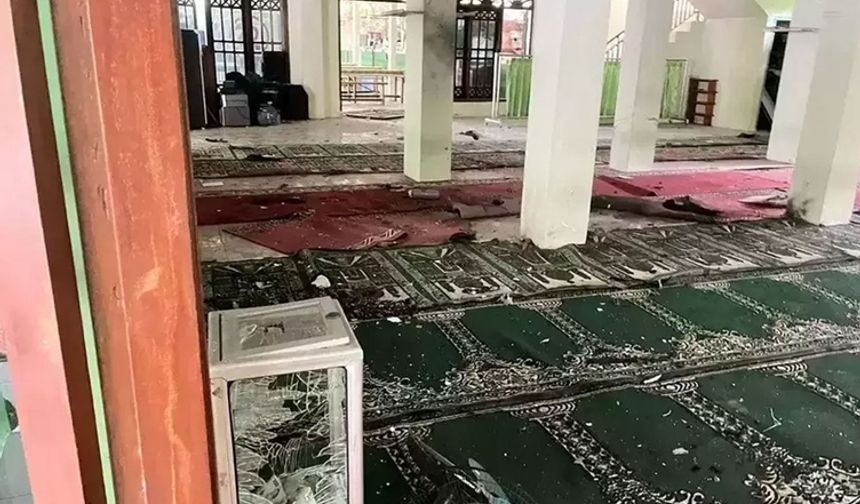 Cuma esnasında camide patlama: En az 54 yaralı