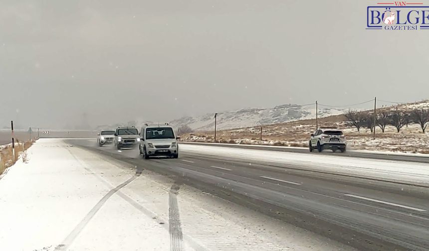 Van-Özalp Karayolu Doluya Teslim: Sürücüler Zor Anlar Yaşadı