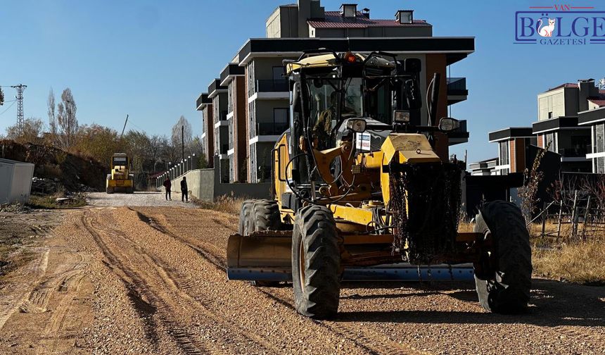 Van'ın Edremit ilçesinde kış öncesi yol yapım çalışmaları devam ediyor
