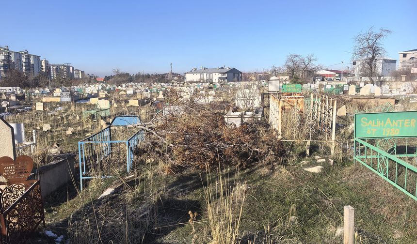 Van'da Şüpheli Şekilde Yaşamını Yitiren Çocuk Son Yolculuğa Uğurlandı