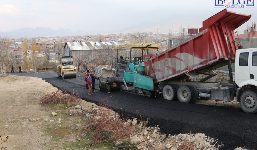 Edremit Belediyesi asfalt çalışmalarını sürdürüyor