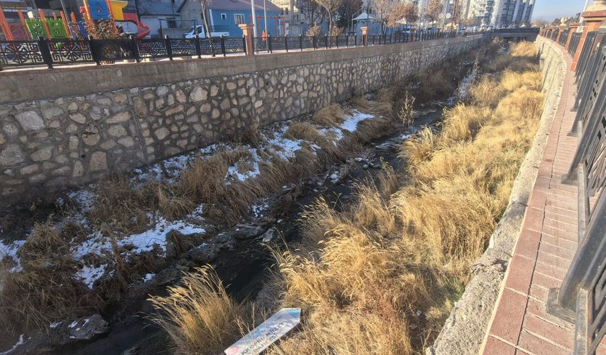 Akköprü Deresi Van’da Felaketin Eşiğinde: Yetkililer İzliyor, Çamur Akıyor