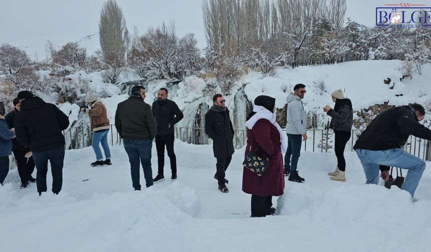 Van’ın Kartpostallık Noktası Muradiye Şelalesi Ziyaretçilerini Ağırlıyor