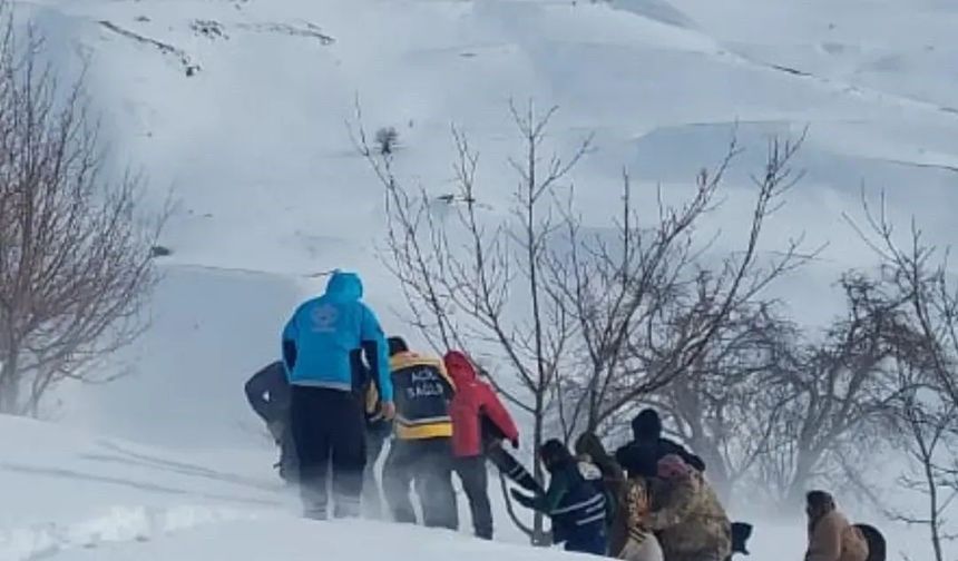 Van Bahçesaray’da Ulaşılamayan Hamile Hasta Hava Ambulansıyla Nakledildi