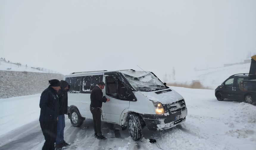 Van’da Kış Şartları Kazaya Neden Oldu: Minibüs Kara Saplandı