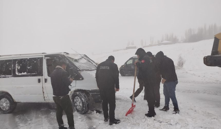Başkale’de Minibüs Yoldan Çıktı, Kara Saplandı