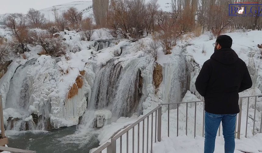 Van’da Buzdan Masal: Muradiye Şelalesi Kısmen Dondu