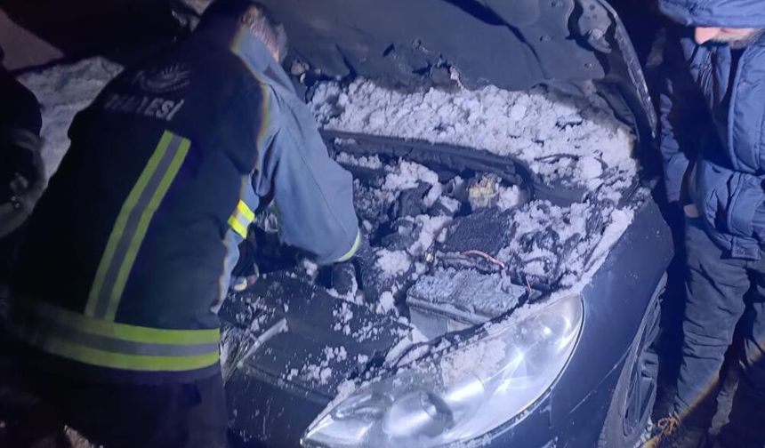 Van'da Seyir Halindeki Otomobilin Motoru Alev Aldı