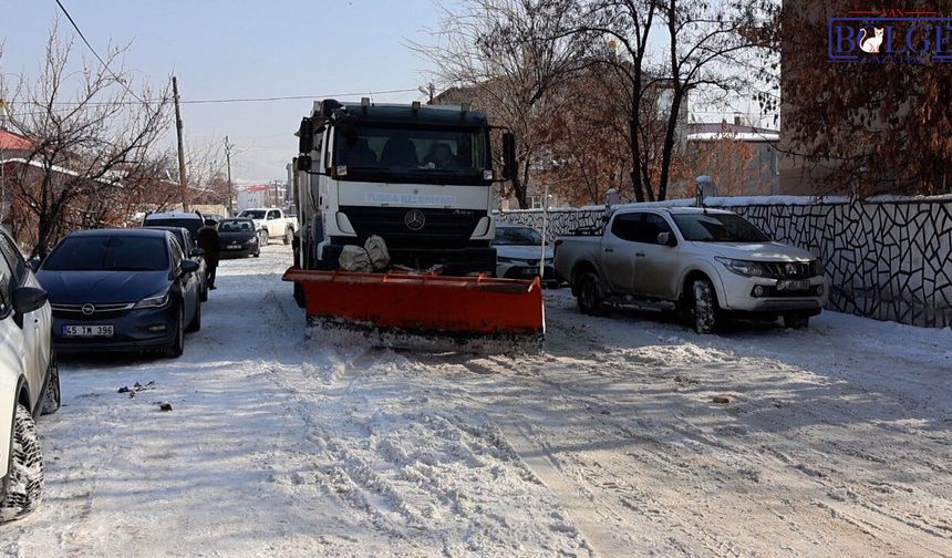 Van Tuşba’da Ulaşım Güvenliği İçin Tuzlama Çalışması