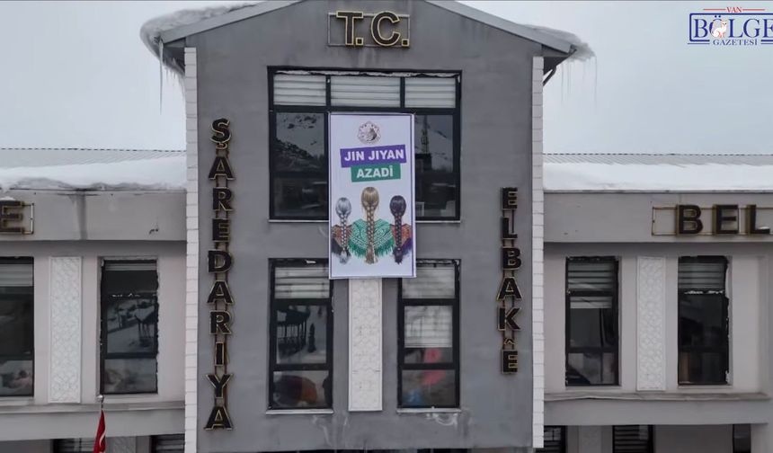 Başkale Belediyesi Binasına Saç Örgülü Pankart Asıldı